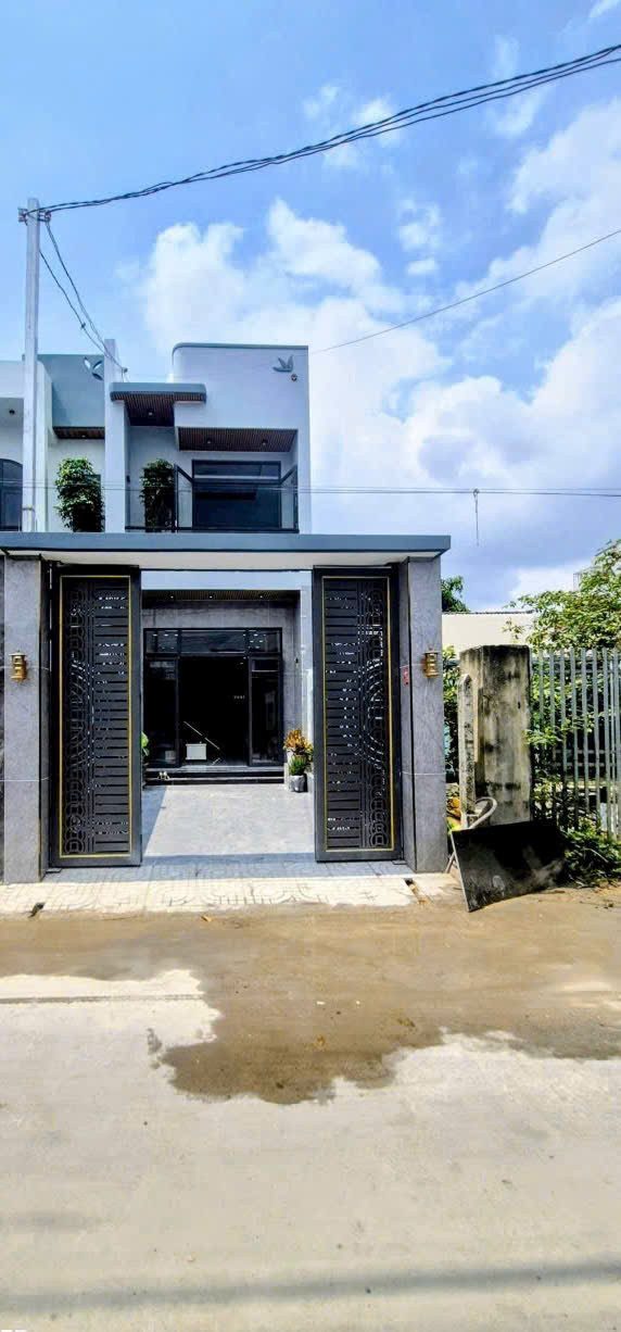 Bán nhà mới xây đường oto beton Mỹ Hạnh Nam dt 88m2 1 lầu , 3pn,3wc, tặng full nội thất giá 2,55 tỷ