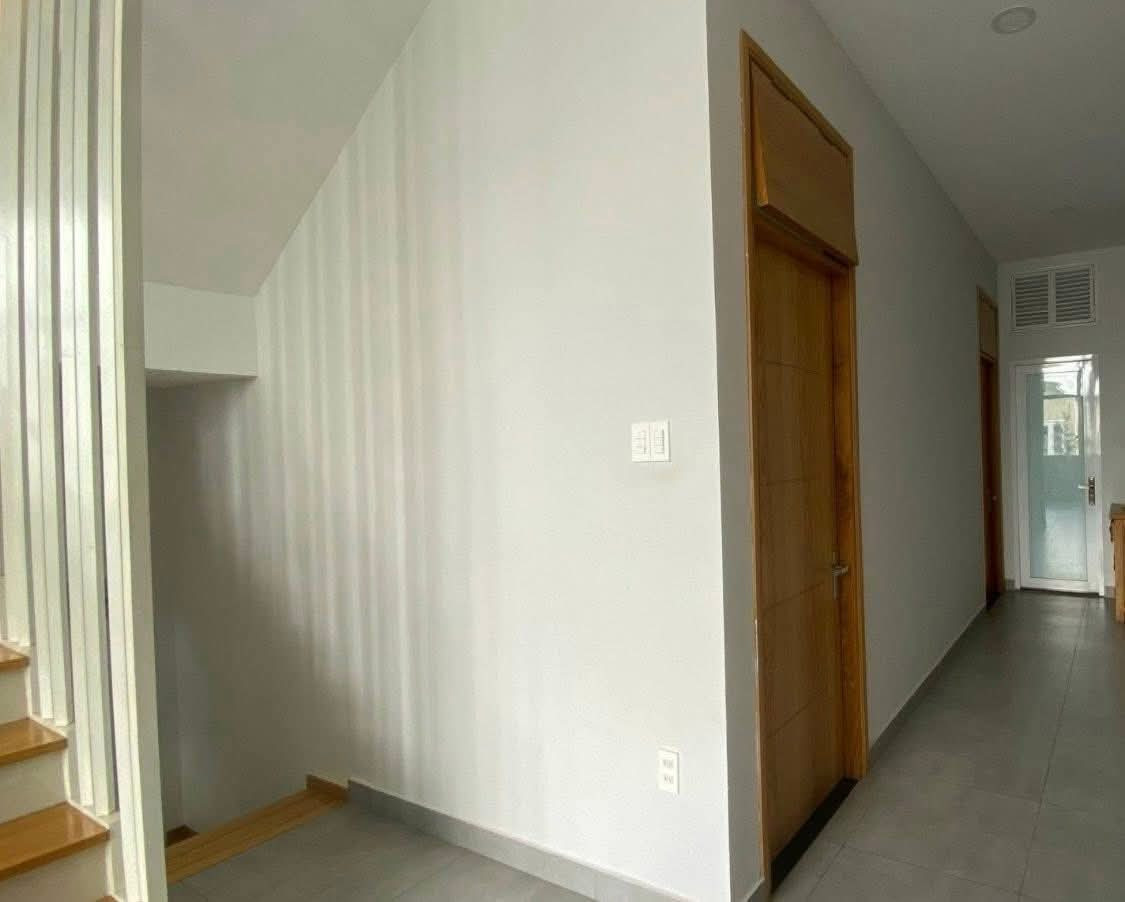 Bán nhanh căn nhà 4 phòng ngủ ' sân thượng ' 3 lầu hẻm hơi 7m