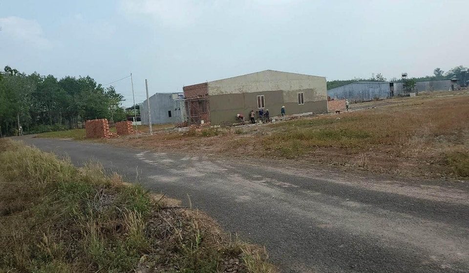 0909 044 186. sang gấp 2000m2 đất giá 180tr gần chợ, cty xí nghiệp, bao sổ hồng rất tiện mua làm nhà , xây trọ, cafe