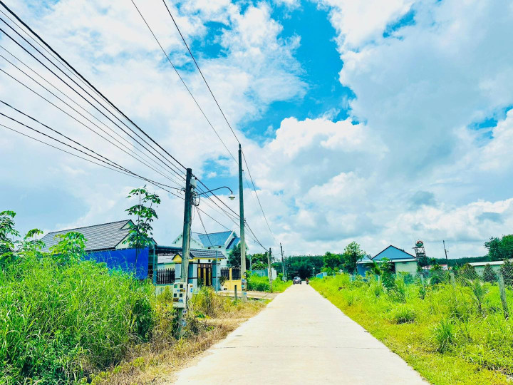 lh: 0909 044 186. sang gấp 200m2 đất sát tr. học, chọ dân đông giá 290tr
Đất sổ hồng, thổ cư, bao sang tên công chứng