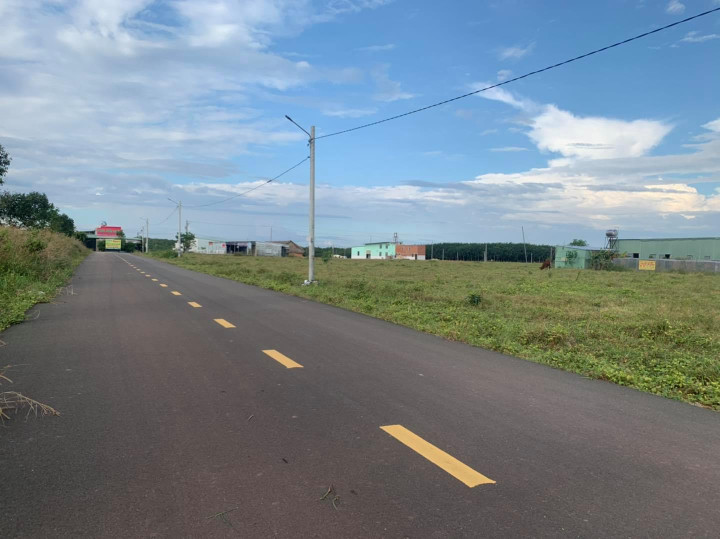 lh 0909 044 186. Sang gấp 200m2 đất ngay chợ, sát kcn tiện xây trọ giá 290tr
Đất sổ hồng riêng, thổ cư, bao sang tên công chứng