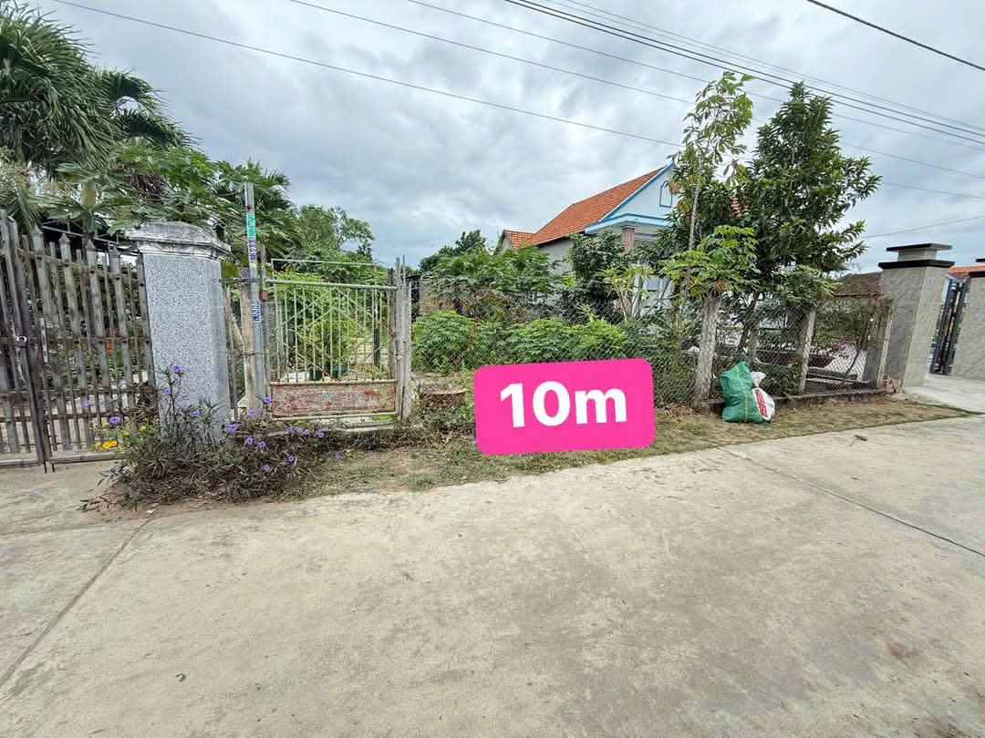 Cần bán nhanh lô đất ở Bình Trị __Ninh Bình   Ngang 10x35( full thổ cư)  Mặt tiền bê tông thông khu dân cư hiện hữu...  Trên đất trồng cây ăn trái... đã rào lưới B40 .....  Giá #8xxtr sổ sẳn   ☎️☎️ 0938156791 Hiếu