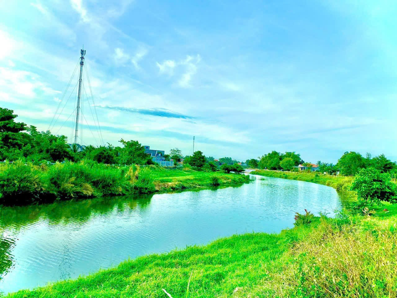 Bán đất Ninh Phú Ninh Hoà view sông Dinh cực đẹp 😍😍 Đất mặt tiền đường bê tông liên xã rộng 10m  Nằm ở xã Ninh Phú Ninh Hoà cách Trung tâm thị xã chỉ 1km quá gần !!! Đường hiện trạng đã đổ bê tông rộng 10m Sông đã kè đê chóng sói mòn kiên cố Trước mặt là 