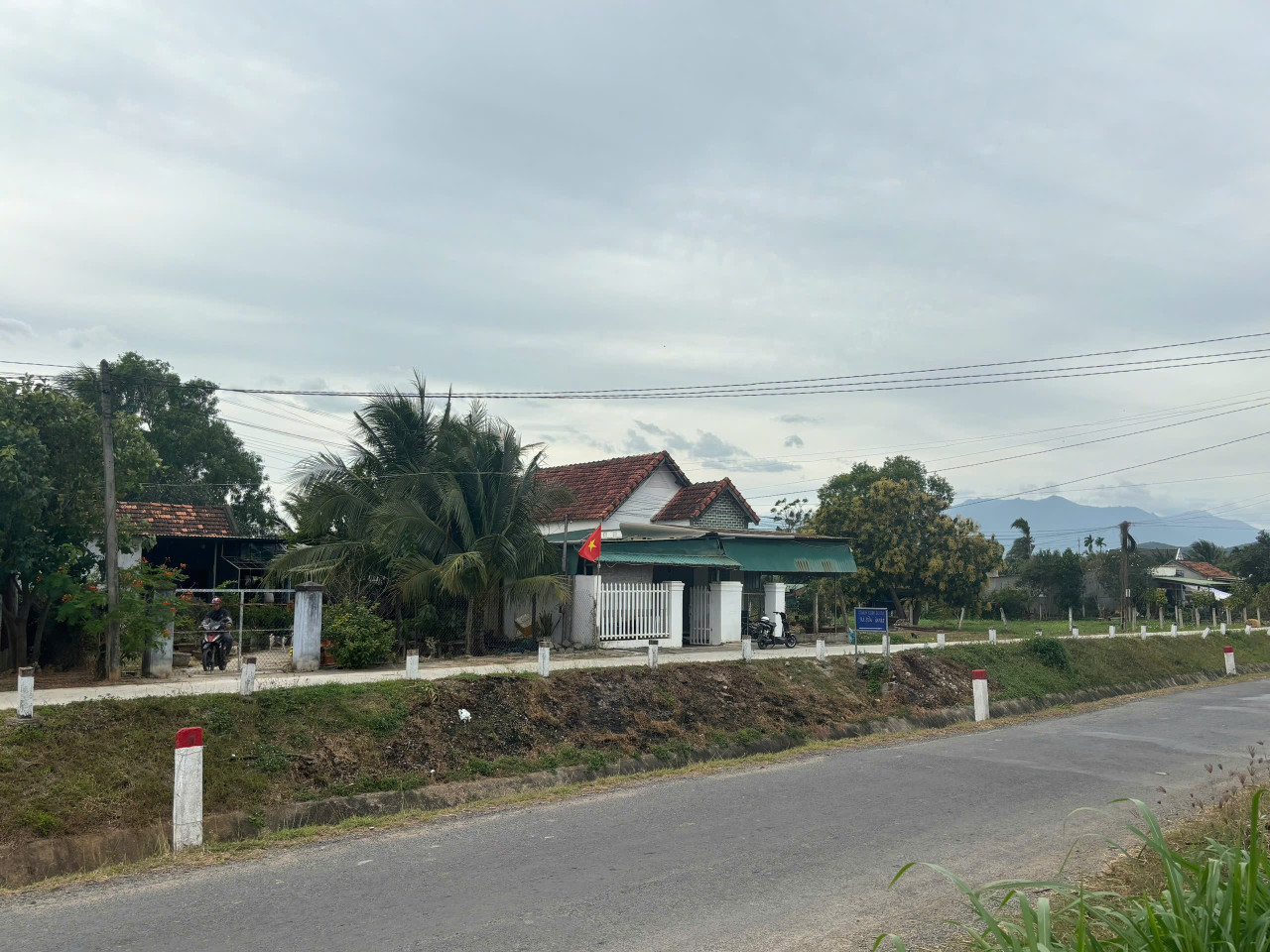 LH 0938156791 Hiếu.
🔥BÁN LÔ ĐẤT ĐẸP TRỤC NHỰA DT7 – VỊ TRÍ ĐẮC ĐỊA TẠI NINH THỌ🔥

📍 Diện tích: 307m² (ngang 10m) – Full thổ cư
✅ Lợi thế 2 mặt tiền thoáng mát, tiện kinh doanh, buôn bán hoặc xây nhà vườn đều đẹp.
📌 Vị trí đắc địa:

Cách UBND và trư