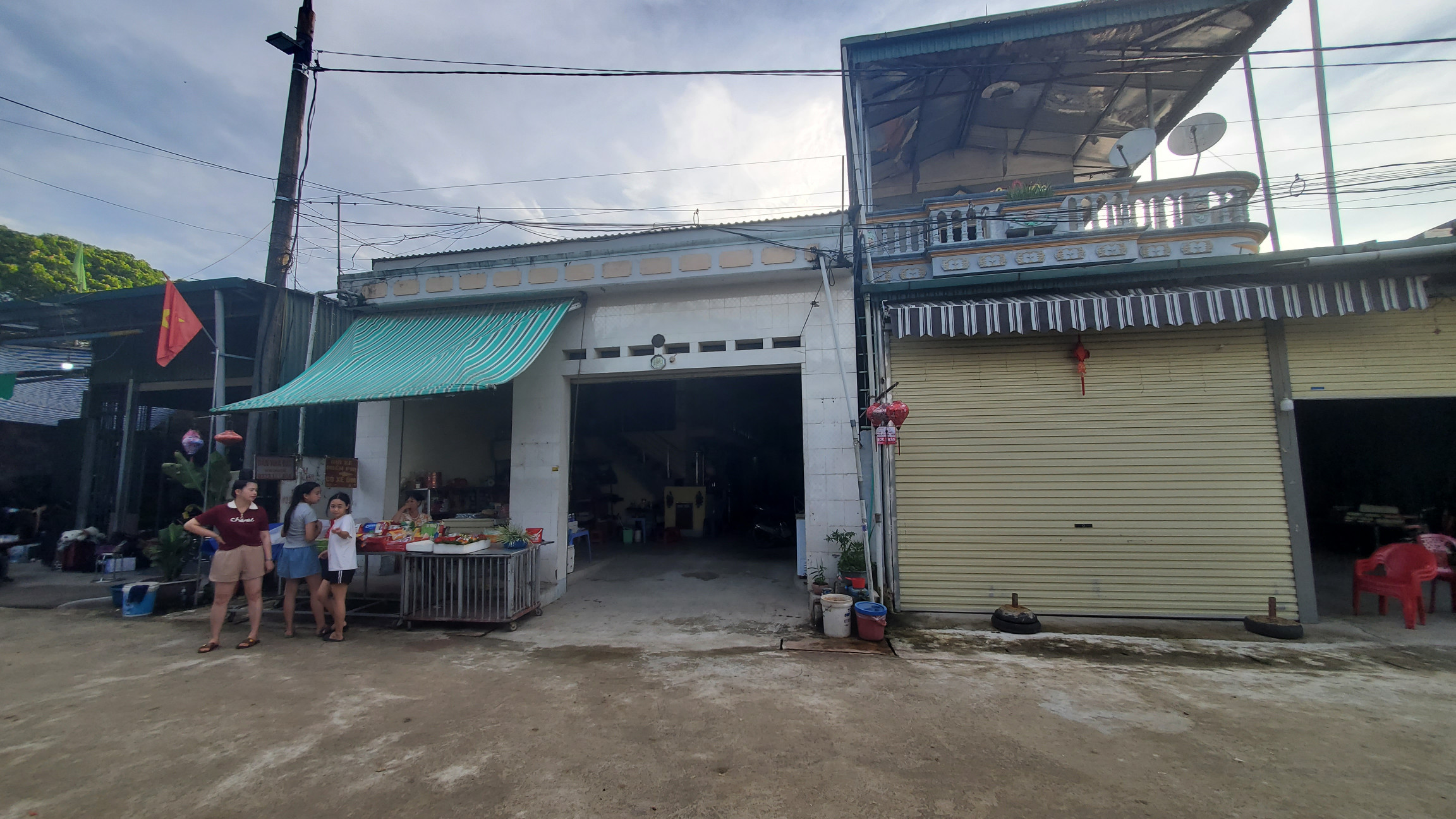 Bán nhà đất ở cổng đền Hoàng Công Chất bản phủ