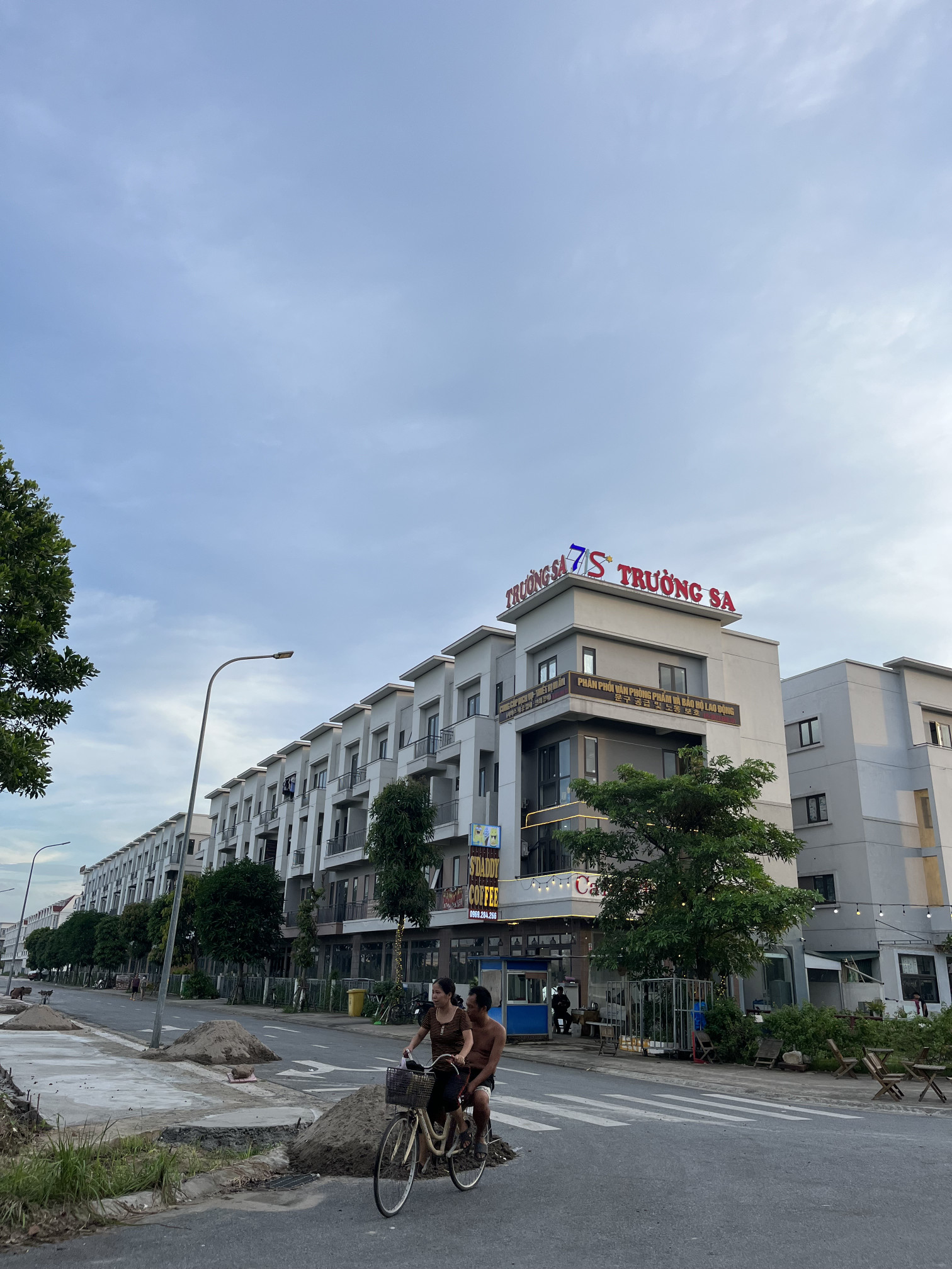 Bán shophouse đẹp giá rẻ đối diện chung cư