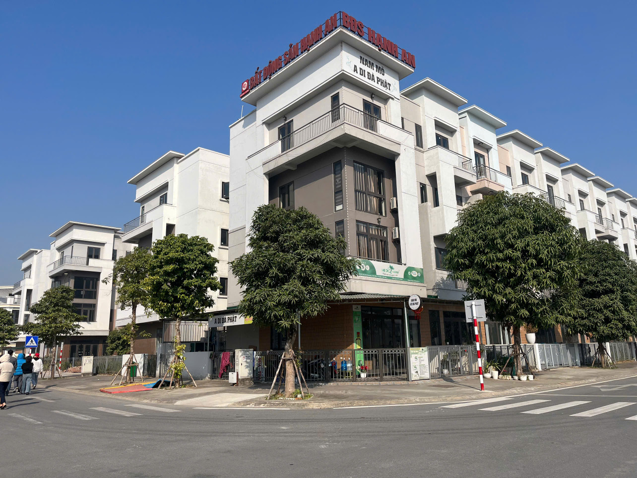 Bán shophouse chân đế chung cư giá chỉ nhỉnh 5 tỷ