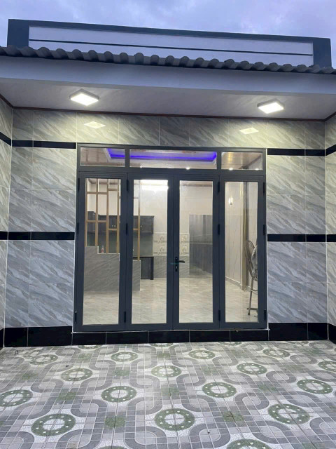 Nhà mới xây , mặt tiền đường nhựa xã Phú Hòa Đông dt 115m2 2pn 1wc giá 2,08 tỷ