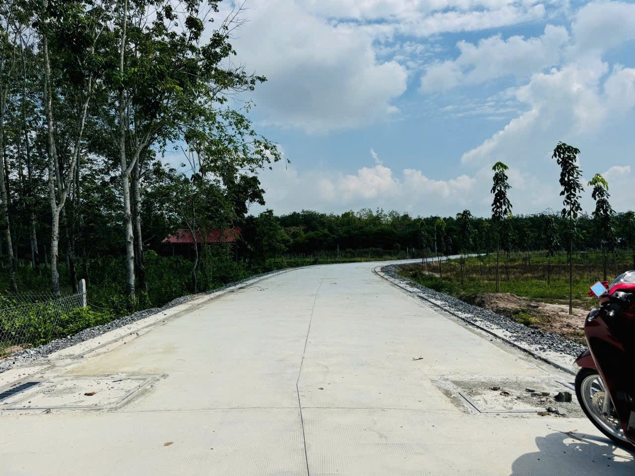 Bán đất thổ cư đường bê tông giá tốt. Đường trung lập
