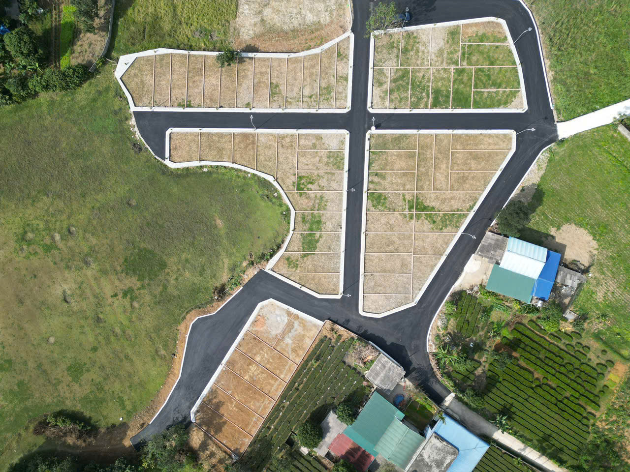 Nằm trong lõi khu công nghiệp và sát bên dự án Utopia tại Lạc Thủy - Hòa Bình