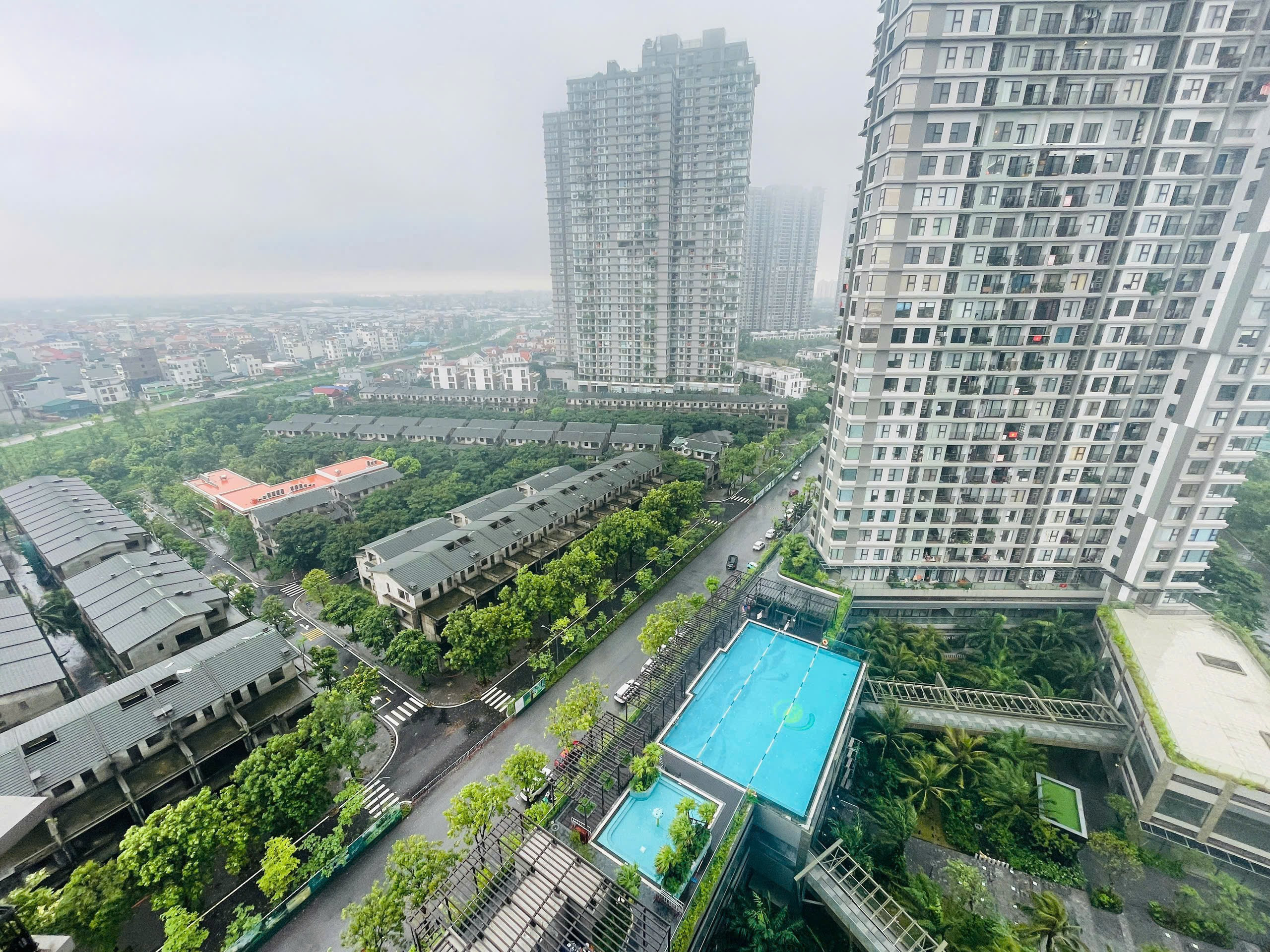 🔥Chính chủ gửi bán căn hộ 2PN2VS, 58m², view đẹp, tầng trung, 💰giá 4,x tỷ bao phí (x tiểu học). Giá rẻ nhất thị trường🔥
🏊View bể bơi + khu nhà phố Vạn Tuế (trung tâm ăn uống sầm uất sau này)
❄️Ban công hướng Bắc, cửa chính hướng Nam – phong thủy tốt
🏡F