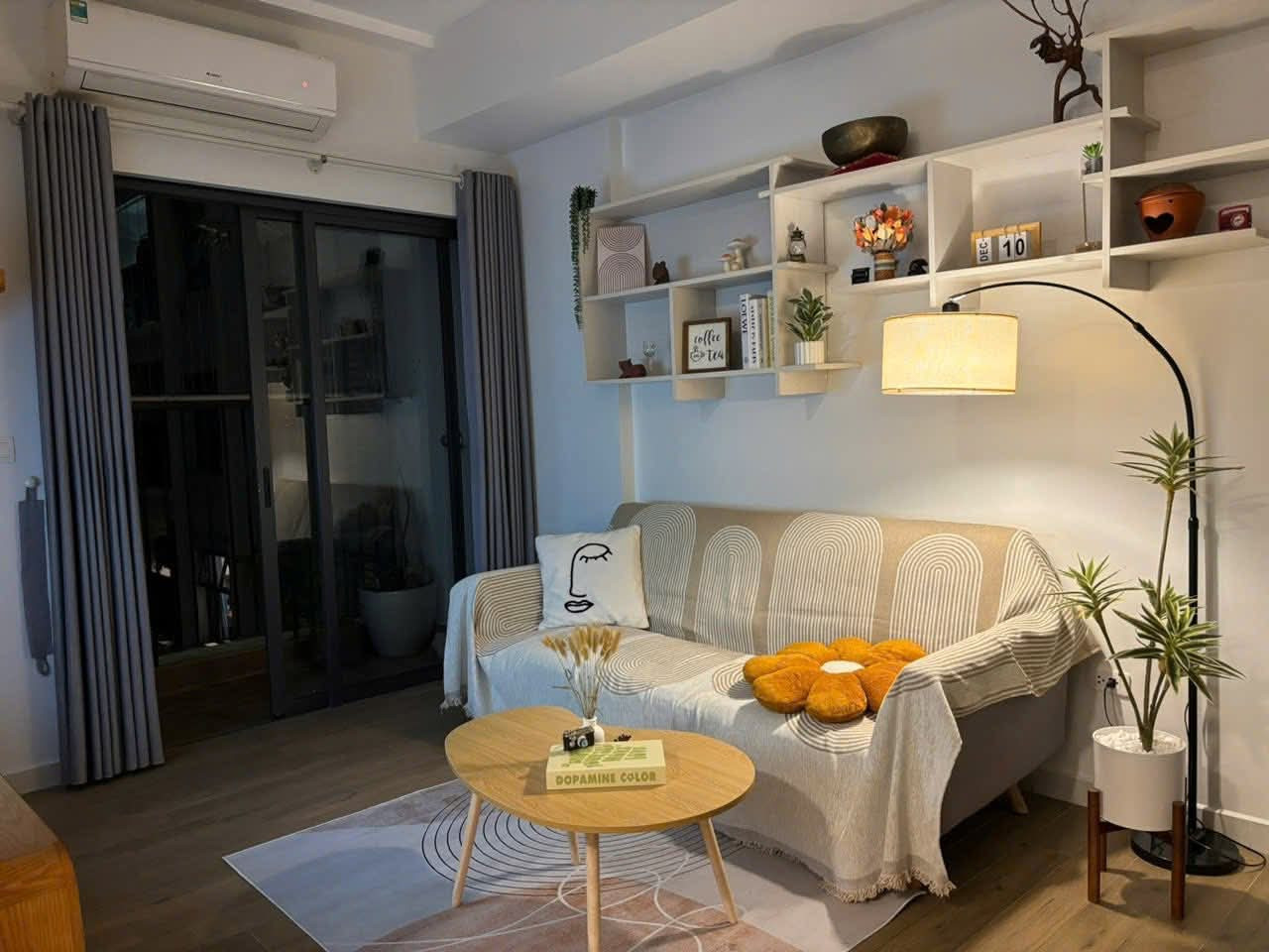 🔥🔥🔥 Chính chủ gửi BÁN NHANH căn 45m2 📍toà A WESTBAY, thiết kế 1PN1VS 1đa năng, view nội khu, giá 2,750 tỷ bao phí. Liên hệ xem nhà thực tế – làm việc chốt giá trực tiếp với chính chủ, Trường Giang 091.765.0000
👉Giá khẳng định rẻ nhất Ecopark.
🏡Ban công 