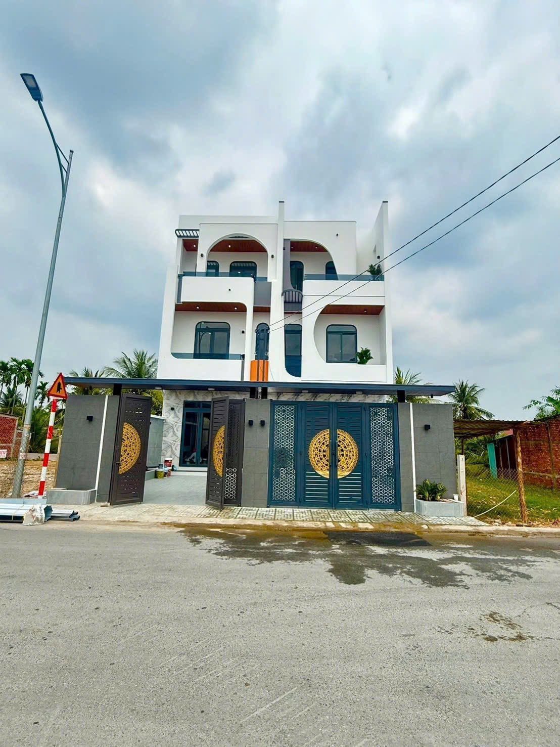 Nhà 2 lầu mới xây dựng mặt tiền Đoàn Thị Nghiệp, Tp Mỹ Tho
