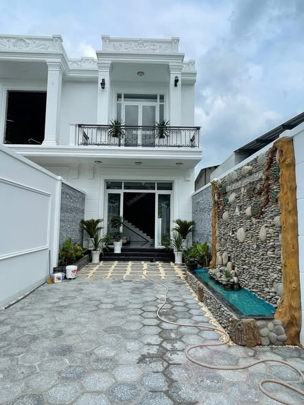 Nhà lầu mới xây dựng Tân Cổ Điển mặt tiền Bờ Cộ gần Bệnh Viện Đa Khoa Tp Mỹ Tho