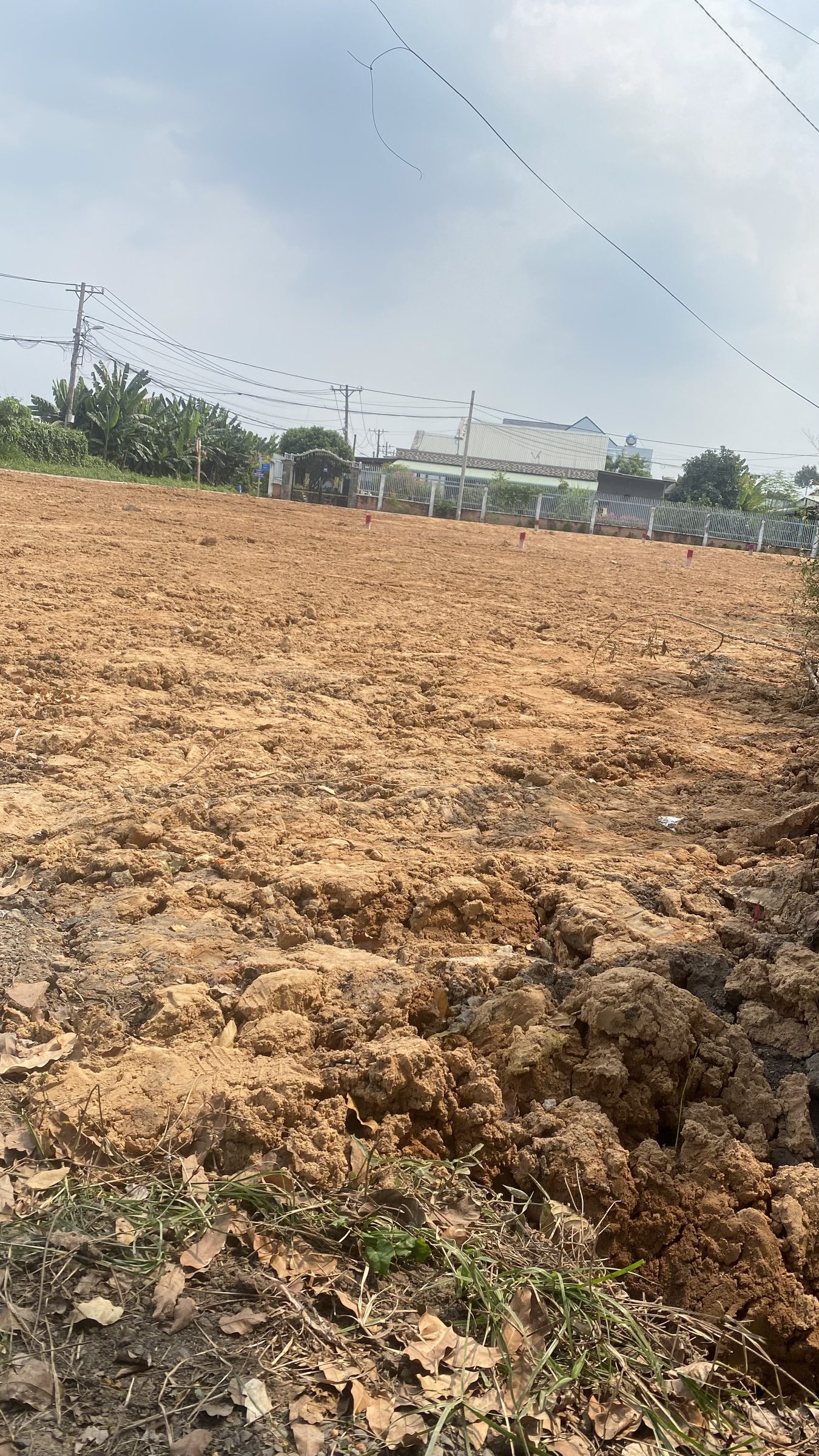 🔥 ĐẤT TRUNG TÂM CỦ CHI – GẦN CẦU VƯỢT vừa ở vừa kinh doanh 
📐 5x20m  – thổ cư 100%
📄 Sổ riêng – pháp lý rõ ràng
💰 Giá: 2 tỷ xx
✅ Mặt tiền – ở & kinh doanh tốt
✅ Khu dân cư đông – tiện ích đầy đủ
✅ Gần chợ, trường, bệnh viện
📞 Liên hệ xem đất: 03734