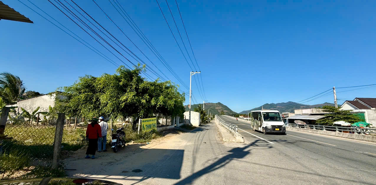 Bán lô đất 2 mặt tiền suối cát - cam lâm dt 286m2 Giá 1ty5 . lh Trần Yên Trinh