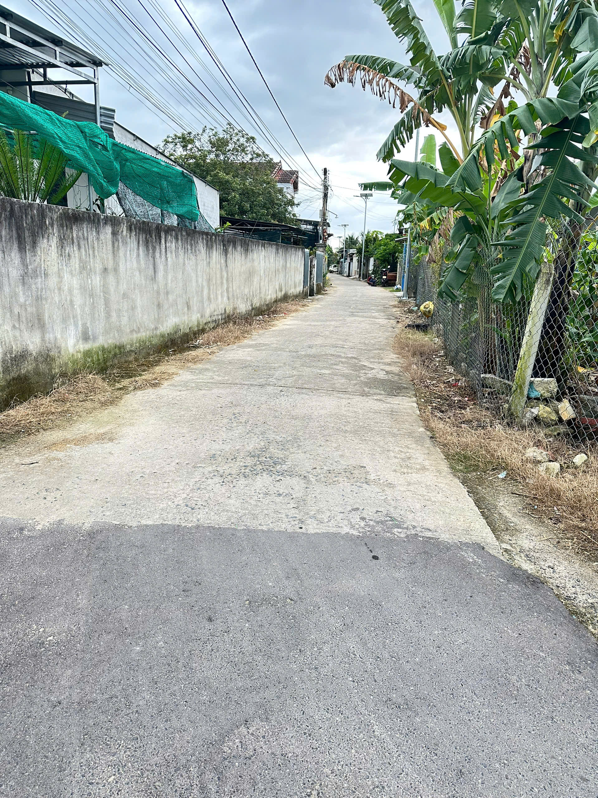 Bán đất có sẵn nhà cấp 4 cũ, ngay đối diện cổng Khu Công Nghiệp Suối Dầu