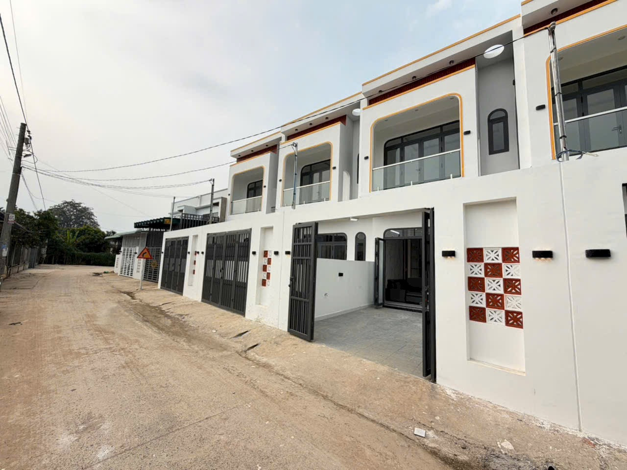 Bán căn nhà lầu mới xây sổ riêng thổ cư gần nhà thờ tân triều