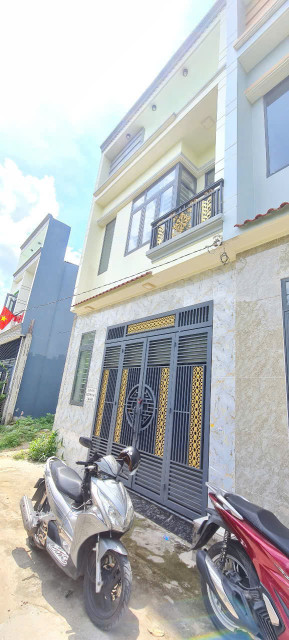 Nhà đẹp mới xây chuyển công tác chủ cần bán