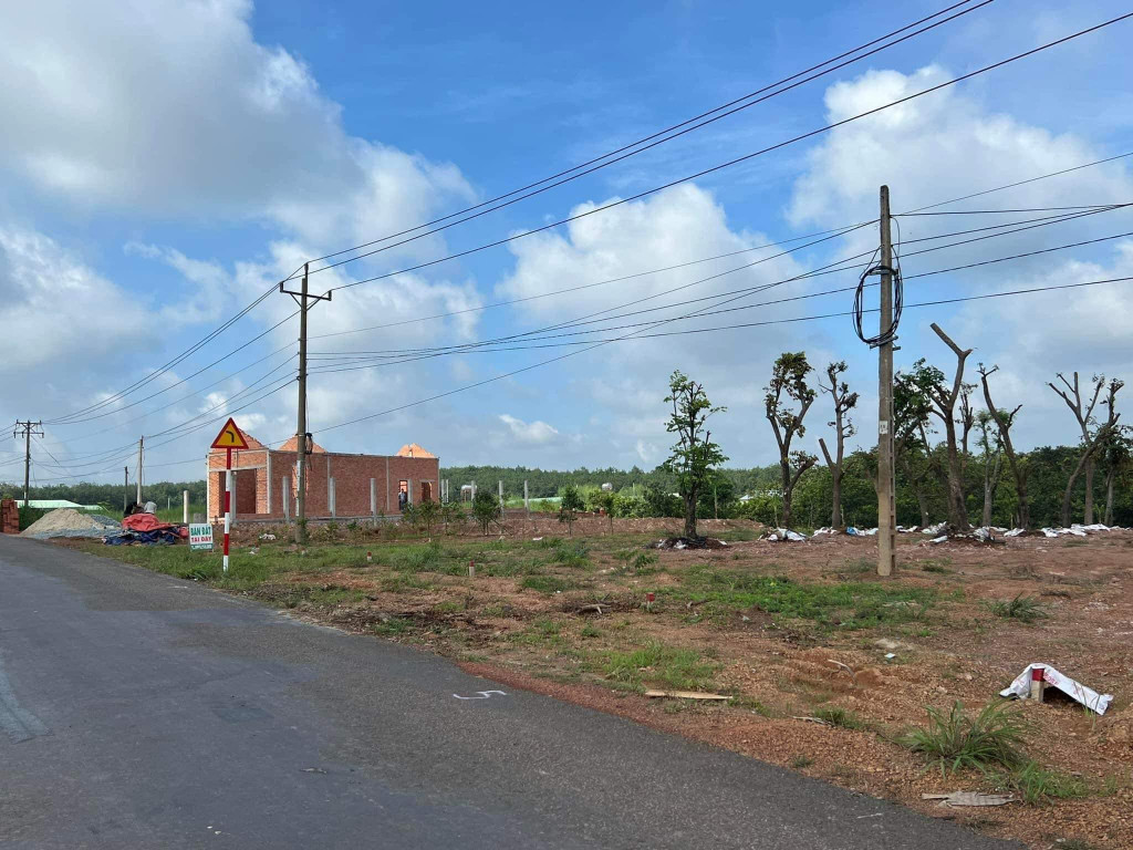 Kẹt tiền sang gấp 200m2 đất mt 12 ngay chợ, kcn tiện xây trọ giá 290tr