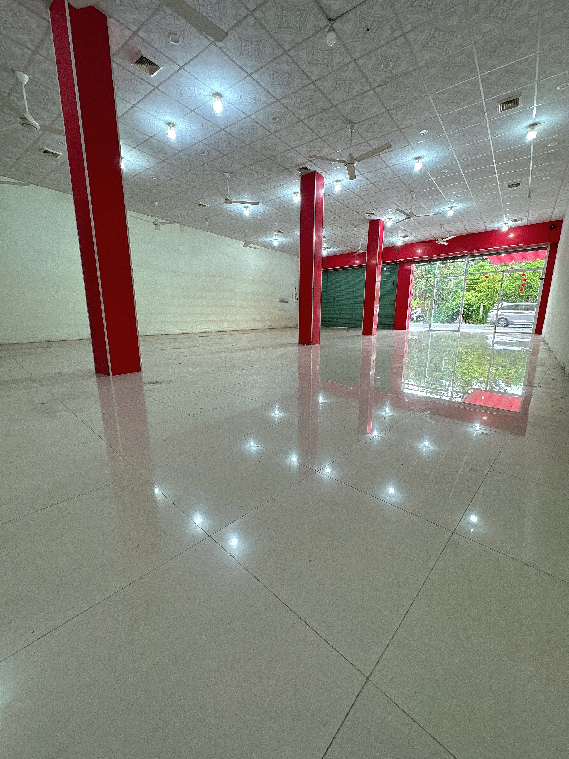 Cho thuê mặt bằng kinh doanh sáng đẹp hơn 200m2 tại Mỏ cày Bắc