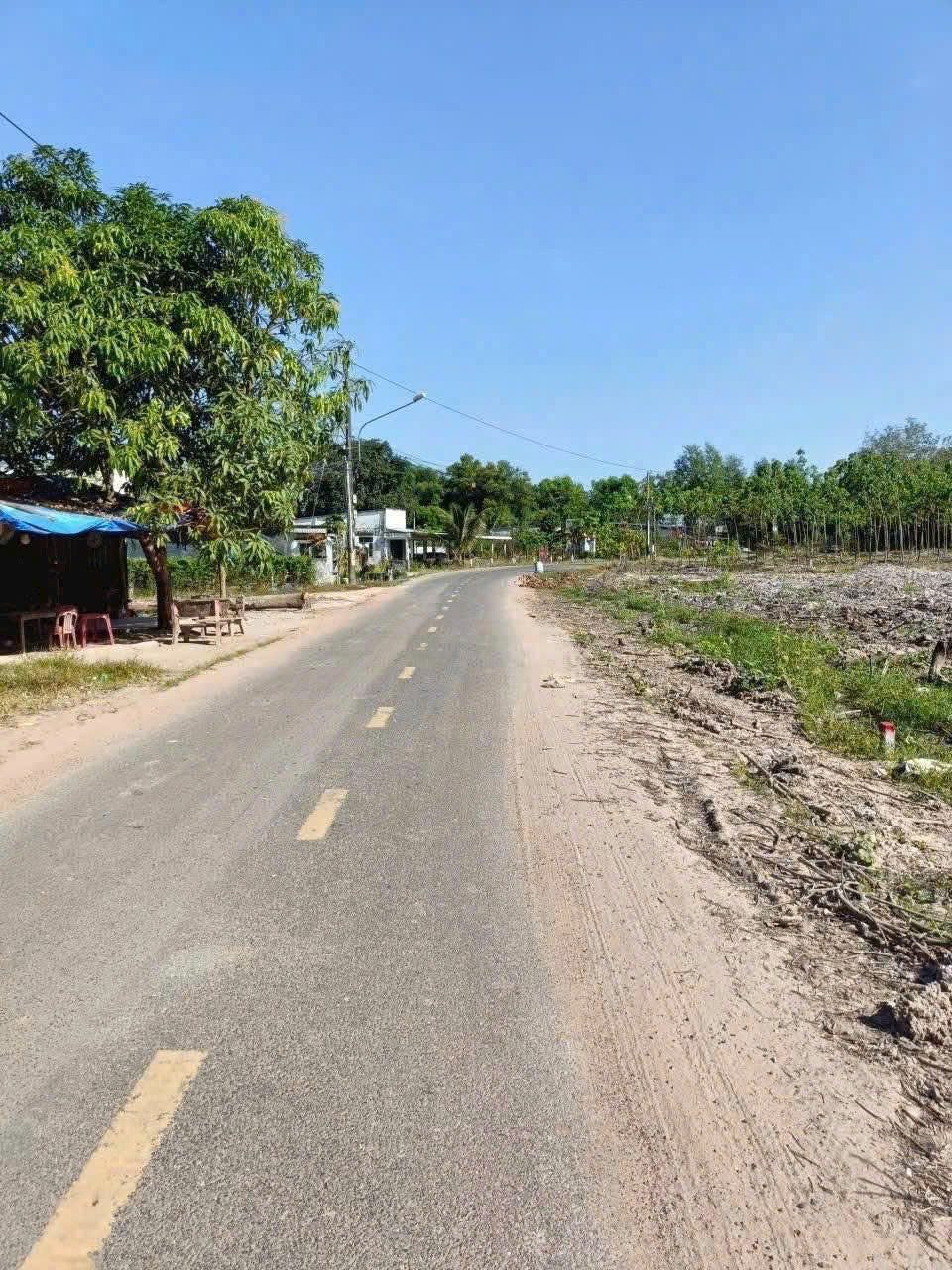 580Tr/240m2 Ngang 8m Dài 30m có 100m Thổ Cư. Đất BÌNH DƯƠNG gần KHU CÔNG NGHIỆP. Cần bán gấp gọi 0903263878 xem sổ.