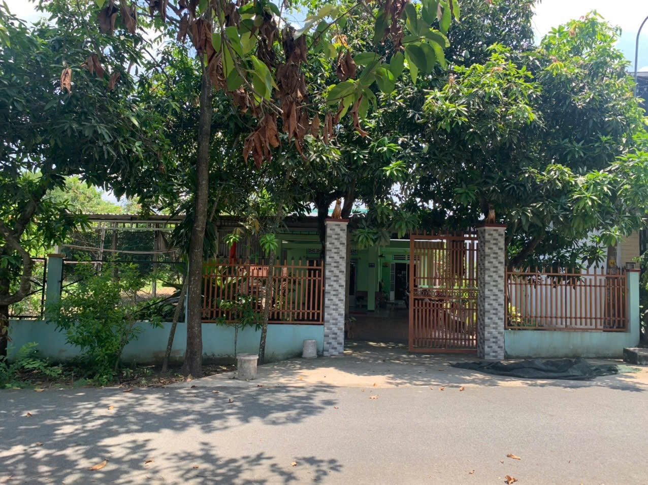 Bán nhà vườn mặt tiền đường nhựa kế bên nhà hàng Hồng Đào quốc lộ 22 xã Tân thông hội. Diện tích 38x90 có 300m2 Thổ cư