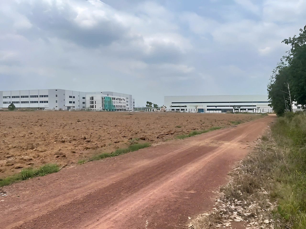 Gần 400m2 Đất Mặt Tiền đường Xuyên Tâm 32m Thổ cư 111m2 Lh: 0981665477