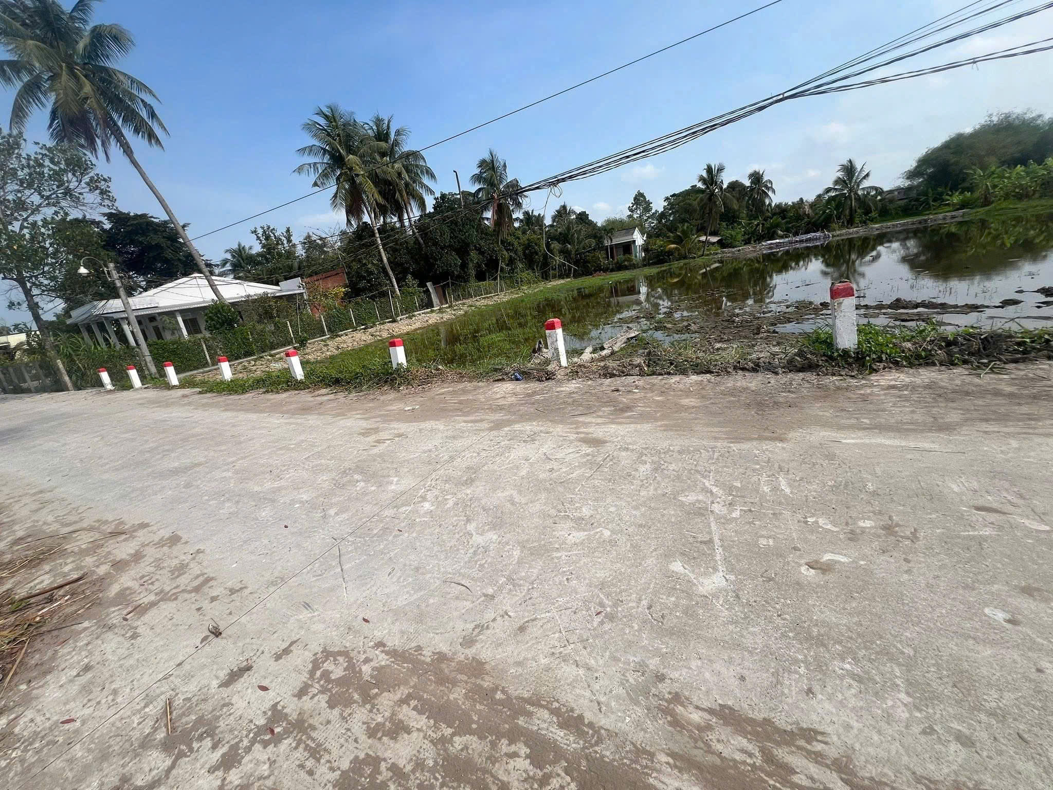 Bán nền thổ 5x25 mt đê bao 3m kế bên đường bê tông 6m thuộc Xã Tân Trụ Tỉnh Tây Ninh