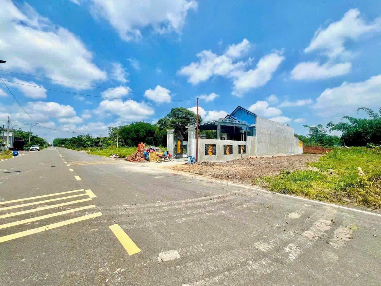 KẸT TIỀN KD, BÁN NHANH 202M2 ĐẤT THỔ CƯ GẦN QL13 SÁT CHỢ DÂN ĐÔNG. GIÁ 160 TRIỆU SỔ HỒNG RIÊNG