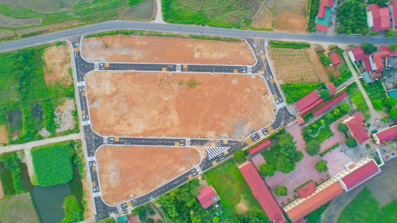 Đất trước cửa khu du lịch