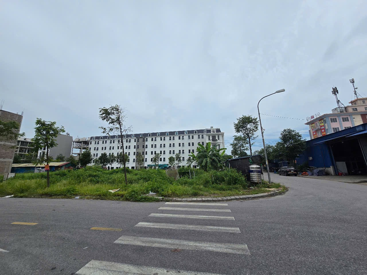 Bán 104m2 đất lô góc nhìn vườn hoa. Làn 3 qlo 1A khu 4.6ha lim. Tiên du bắc ninh