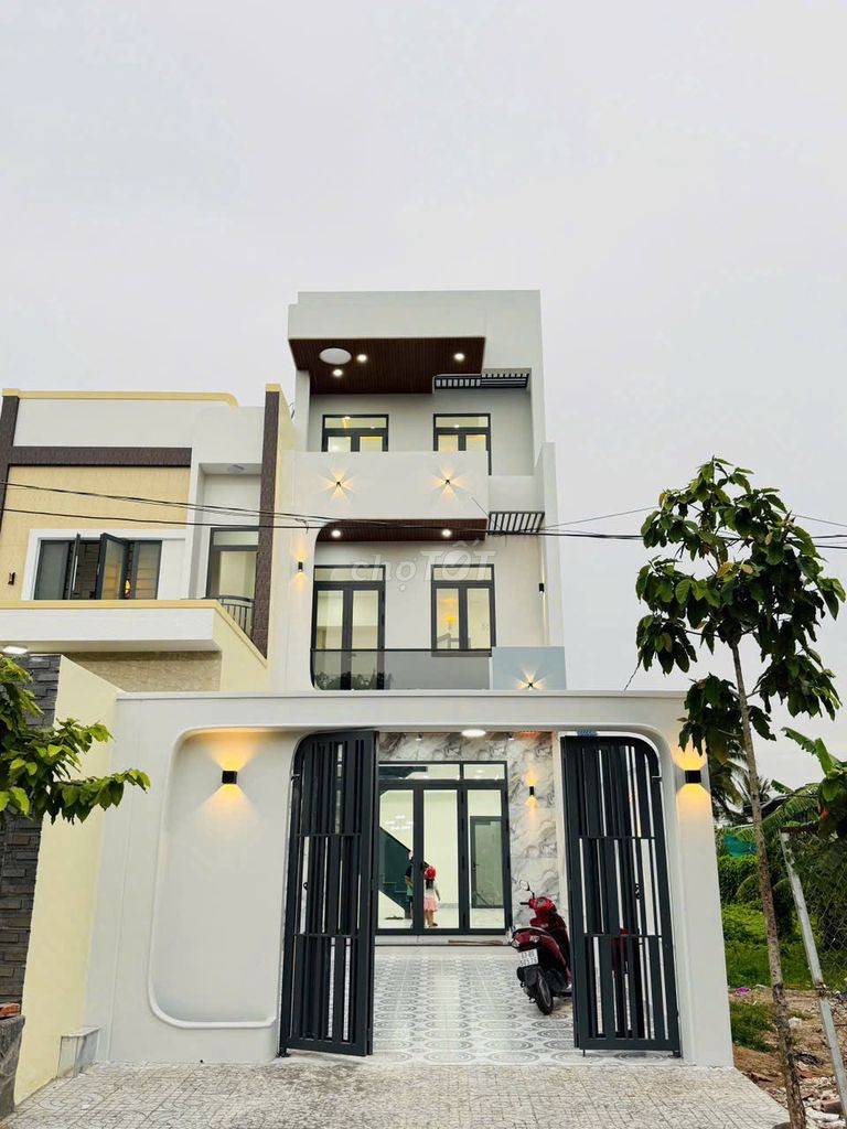 Nhà lầu 3 tầng mới 100%. Mặt tiền Huyện 95, gần Quán cafe Chất. (Phường Trung An)