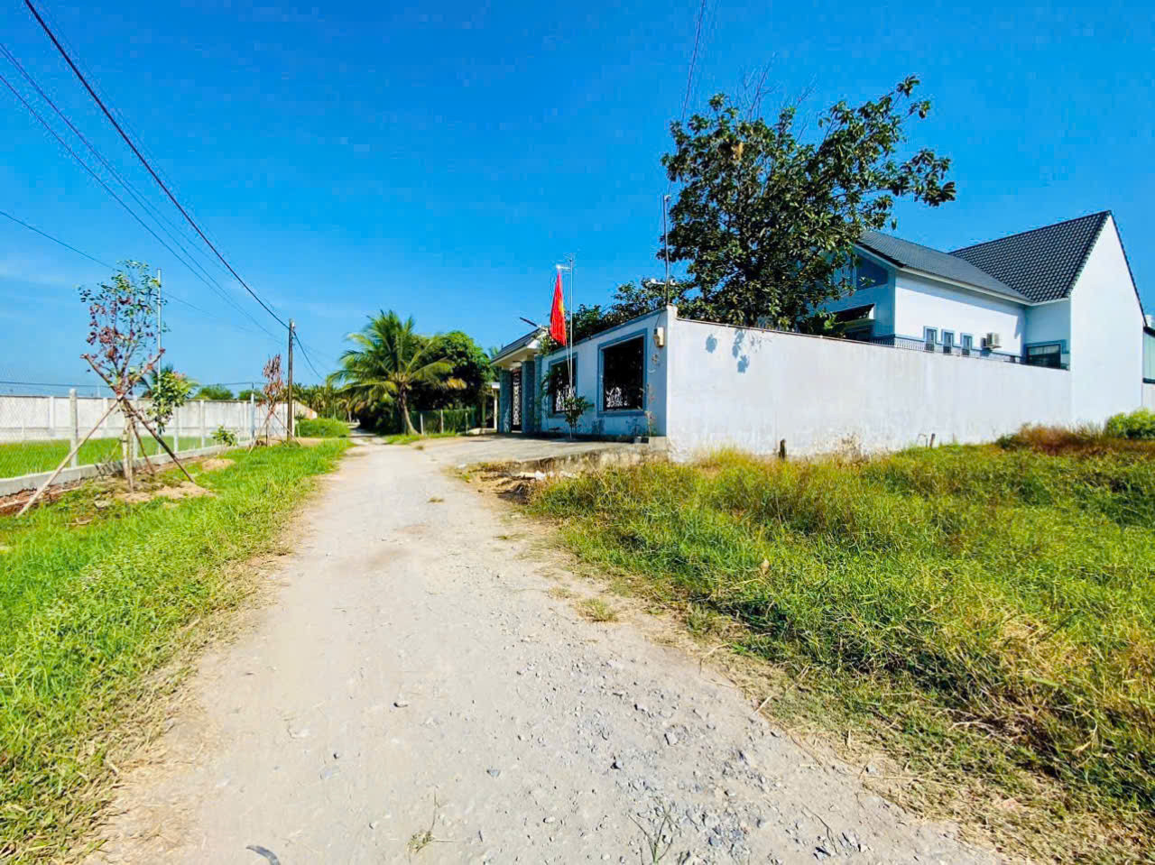(L358) Đất 1/ Tỉnh Lộ 7, xã Trung Lập Hạ, DT 473m2, thổ 300m2, chỉ 2 tỷ 900