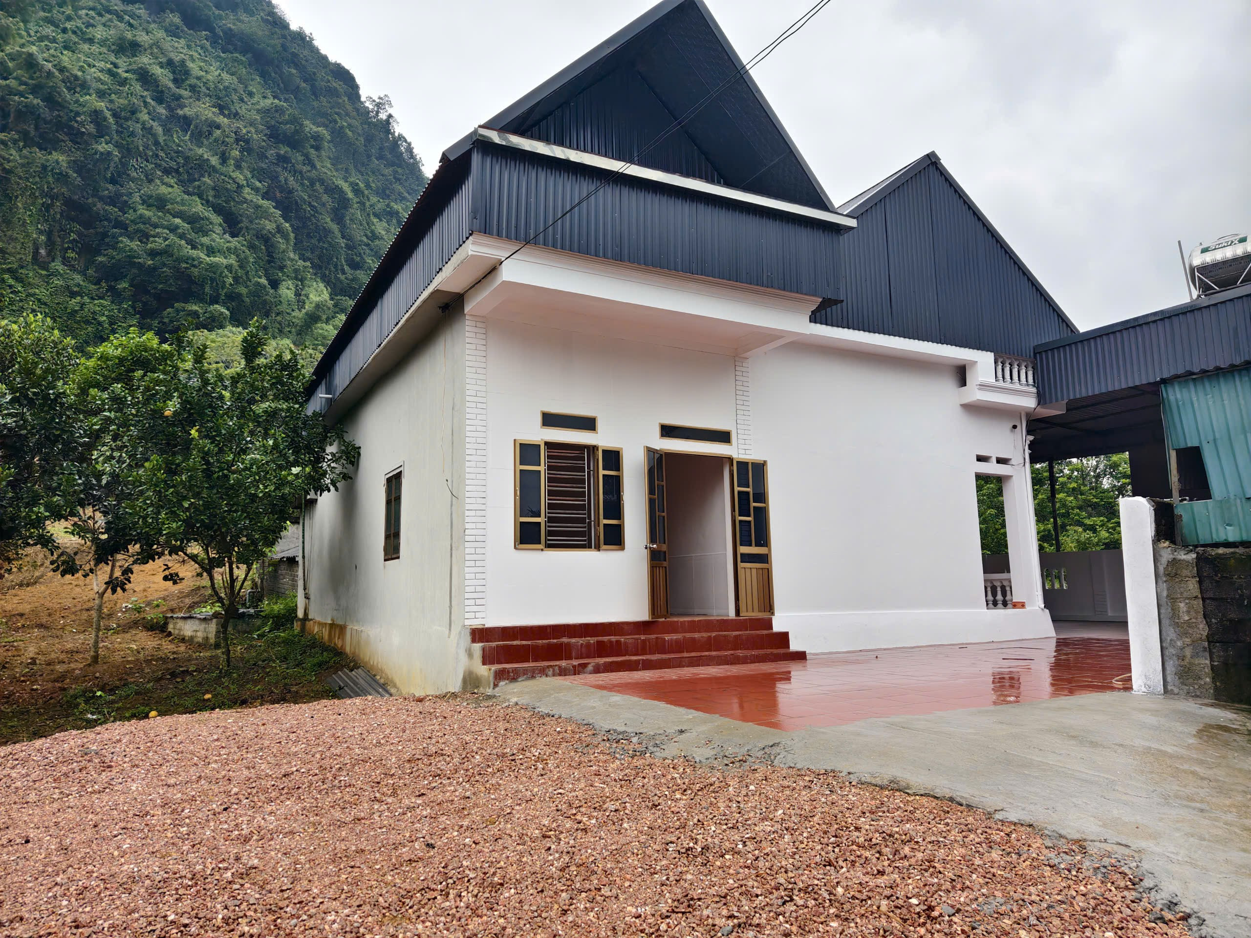 BÁN ĐẤT CÓ 2 NHÀ KHU BÃI CHẠO KIM BÔI HOÀ BÌNH. ..