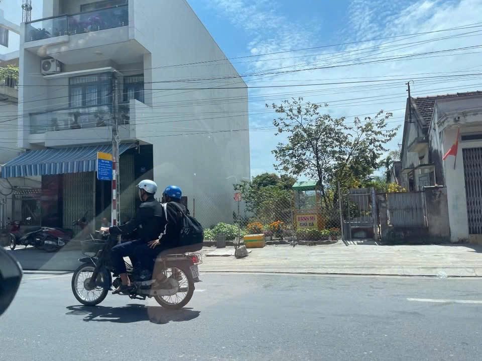 Siêu phẩm mặt tiền đường 23/10 ngay Vĩnh Điềm Trung 
- Diện tích 194m2 ngang 9m nở hậu 10,2m.
- Pháp lý sổ hồng, đất ở đô thị