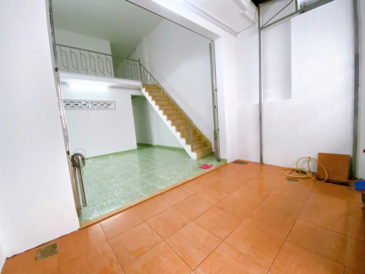 Bán nhà cấp 4 cạnh khu đô thị Vĩnh Điềm Trung, cách đường chính Bờ Đắp Dt 62m2 Giá 1tỷ950triệu Liên hệ: e Trinh