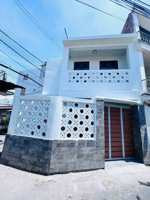 Nhà phước hải cạnh khu đô thị ha quang 
Diện tích xây dựng 82m,  có 2 phòng ngủ, 2 wc
Vị trí ngã 3 đường trung tâm thành phố, thông vào khu đô thị! Thông ra đường 8b, đường 5c khu đô thị hà Quang! Đường ô tô thông
Giá: 2,5 tỷ bao sang sổ bớt lộc!