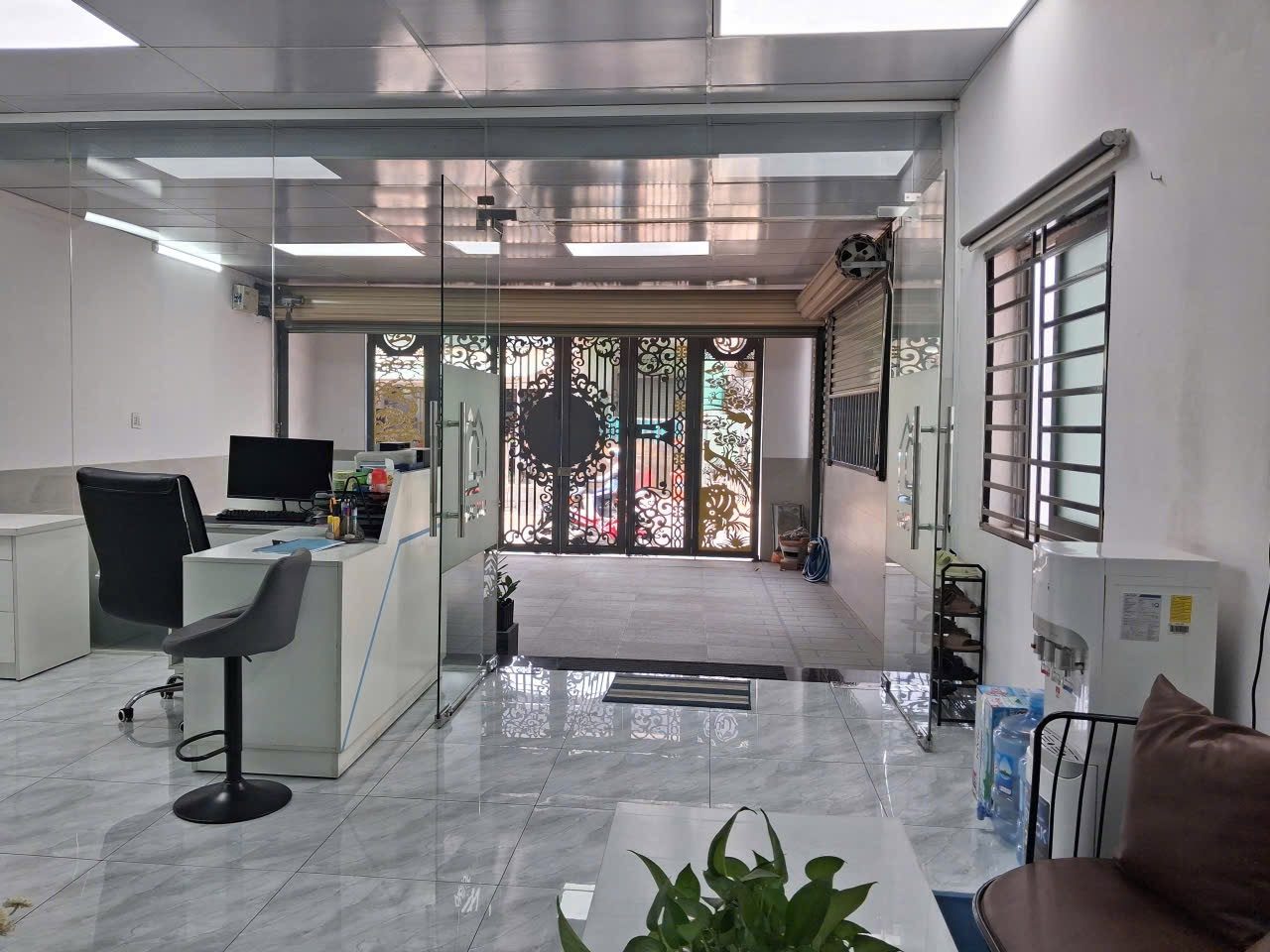 Cho thuê Văn phòng mặt tiền chợ 1A đường công nghệ mới và võ văn vân