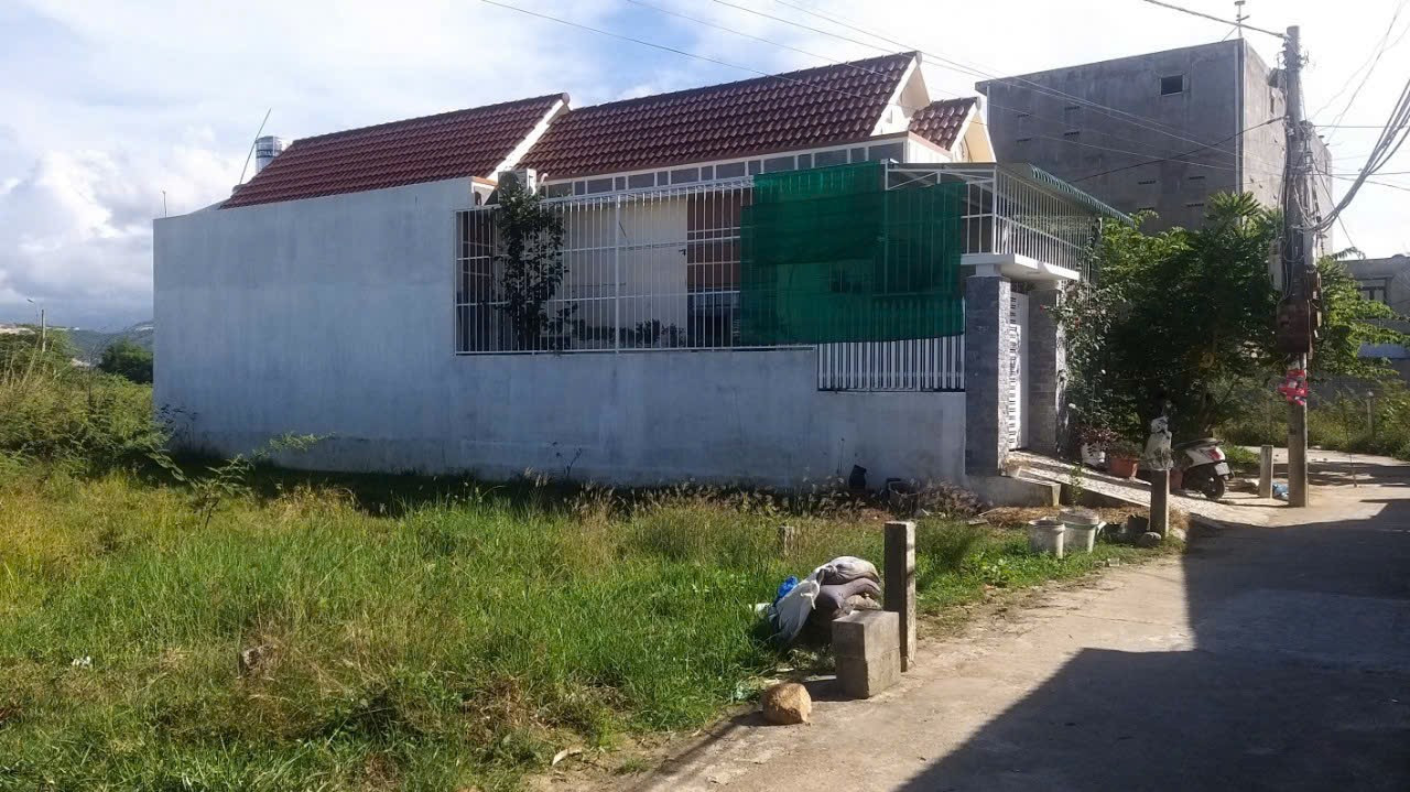 Bán lô đất Khu dân sinh Thôn Trung xã Vĩnh Phương Tp Nha Trang. Đường thông 6m, cách HL45 chỉ 100m.