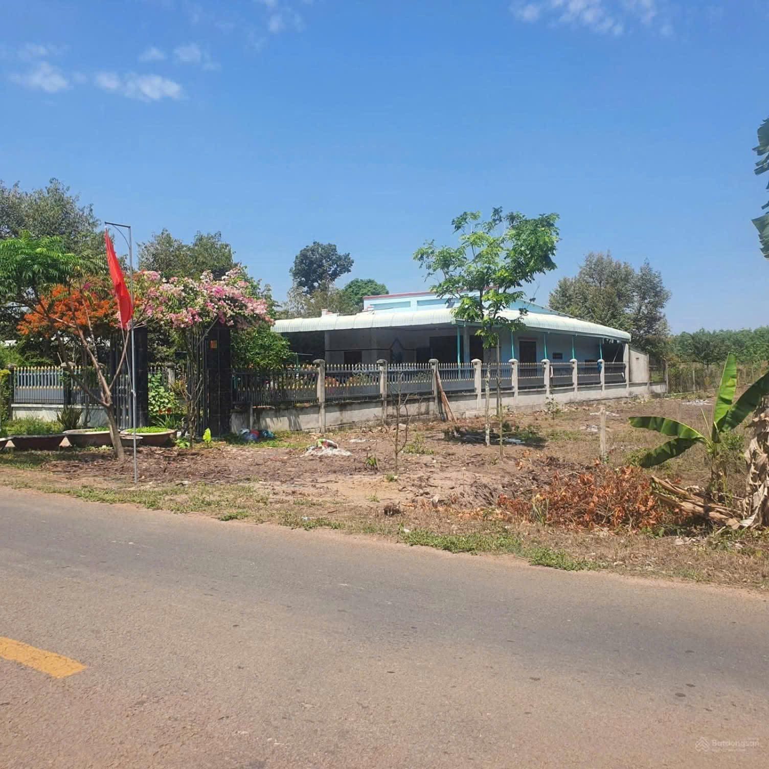 210m2 Ngang 6m có 190m Thổ Cư, đất mặt tiền đường nhựa kinh doanh tốt. Bán gấp giá 720tr gần Khu Công Nghiệp VSIP 2. Khách thiện chí tìm mua gọi 0903263878 xem sổ đất.
