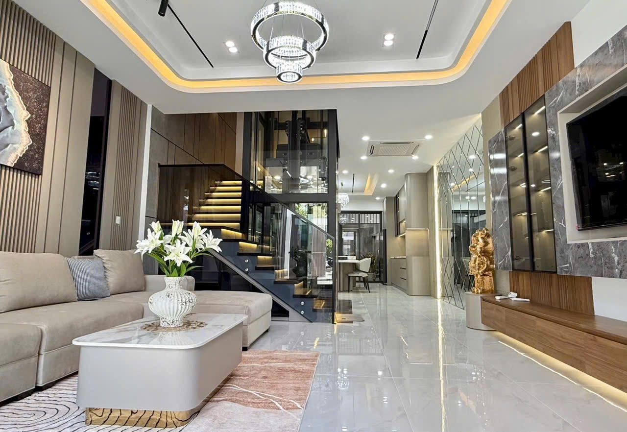NHÀ MỚI 100% – TRỤC ĐƯỜNG ĐÔI 29M MỸ GIA GÓI 5 – CÓ THANG MÁY KÍNH

📍 Vị trí: Trục đường bồn hoa rộng 29m, KĐT Mỹ Gia – Gói 5. Vị trí đắc địa, đối diện mảng xanh cây xanh cực kỳ thoáng đãng, giao thông thuận tiện bậc nhất khu vực.

📐 Thông số chi tiết
