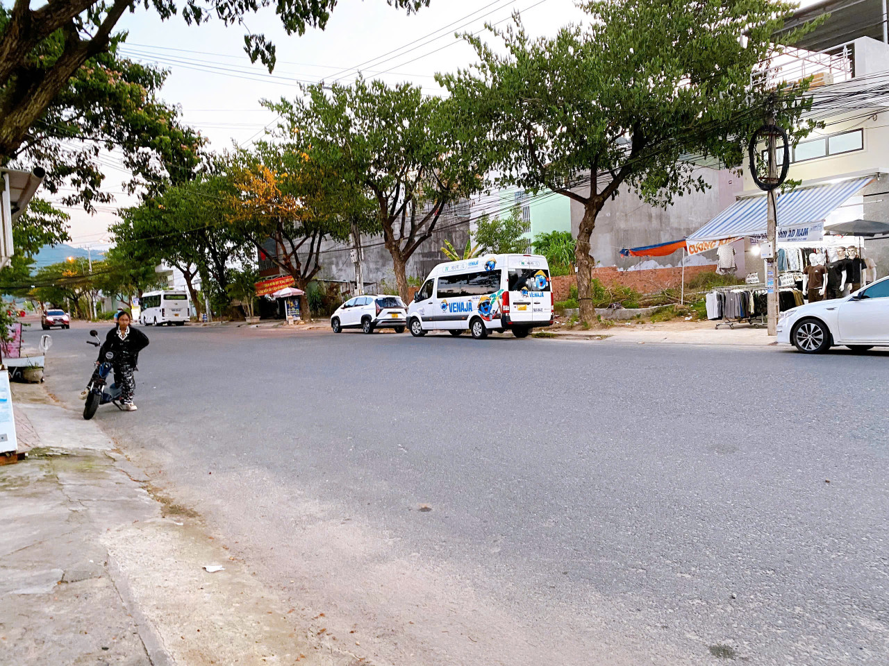 Bán đất đường lớn - đối diện khu đô thị Sungroup Nha Trang  Diện tích : 65,51m2 
Giá bán : 3tỉ100 (bớt lộc cho khách thiện trí)
