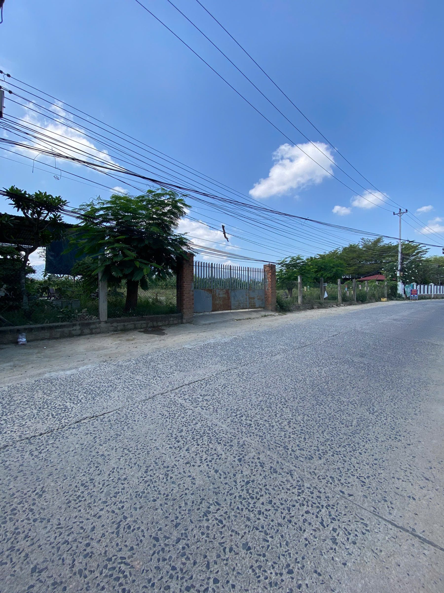 BÁN ĐẤT TMDV DIỆN TÍCH LỚN, MẶT TIỀN LƯƠNG ĐÌNH CỦA Diện tích sổ: 1400m2, ngang 30m