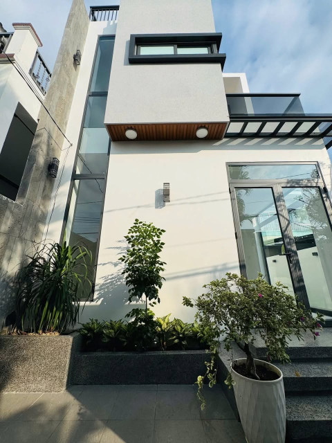 Nhà 2 tầng mới xây, Vị trí đẹp trại Vĩnh Trung, Nha Trang