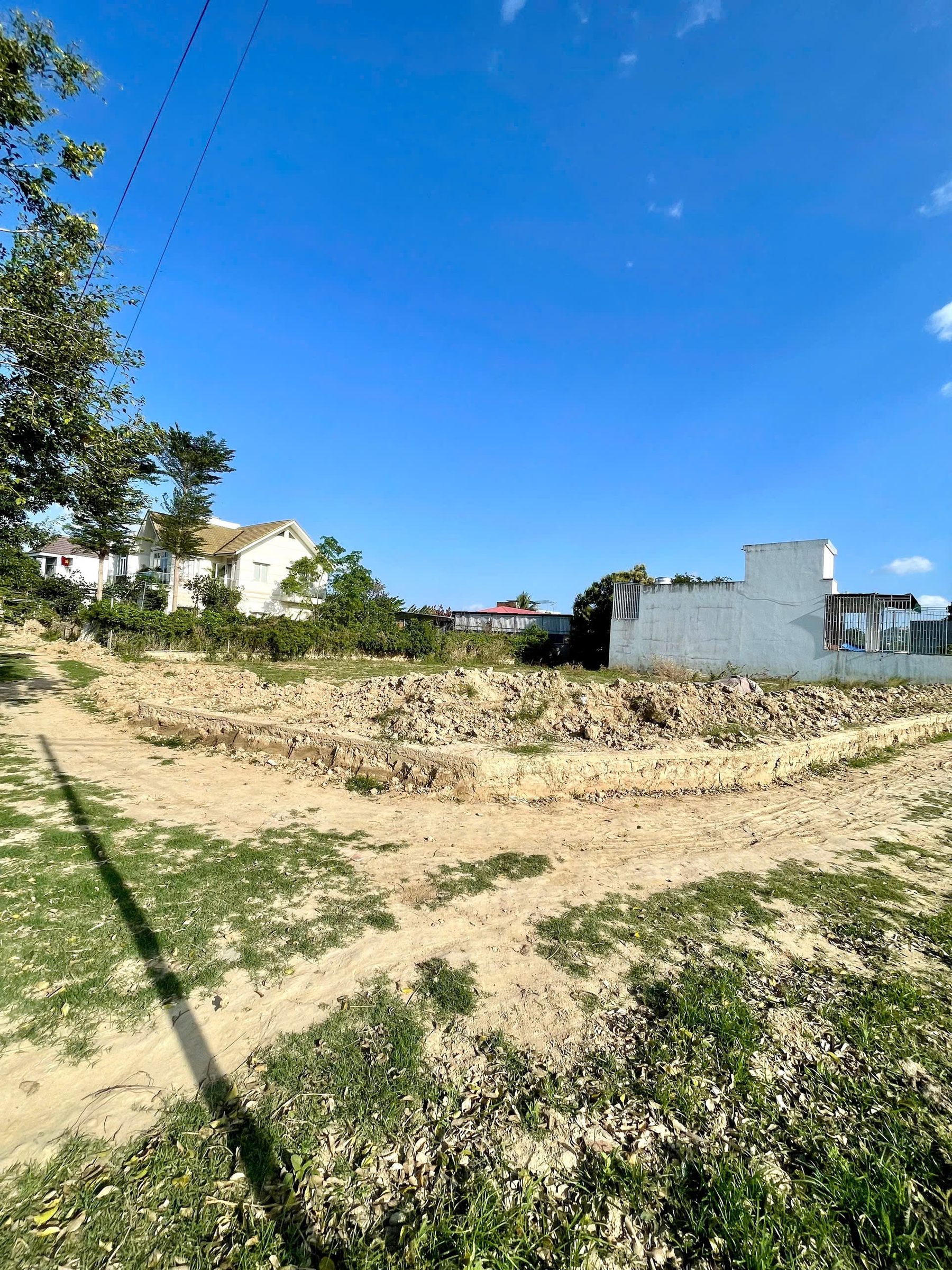 BÁN ĐẤT VĨNH TRUNG Lô Góc 2 Mặt Tiền . Gần nhà thờ Bình Cang -phường Tây Nha Trang
-Diện Tích: 256,2m2 ngang 7,5m
-Trừ QHGT còn lại 196,6m
-Có 80m Thổ cư 
-Đất Hướng : Tây Nam & Tây Bắc Cách ttp nha trang 6km