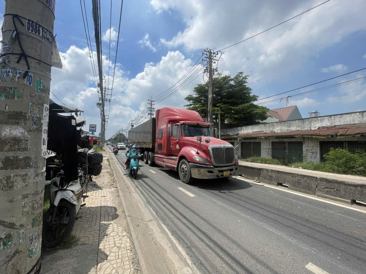 ĐẤT VÀNG MẶT TIỀN ĐƯỜNG NGUYỄN VĂN BỨA - HÓC MÔN  - GẦN NGÃ BA GIỒNG - ĐỐI DIỆN KHU DỰ ÁN VINGROUP ĐẦY TIỀM NĂNG, NGANG 60M X DÀI 130M