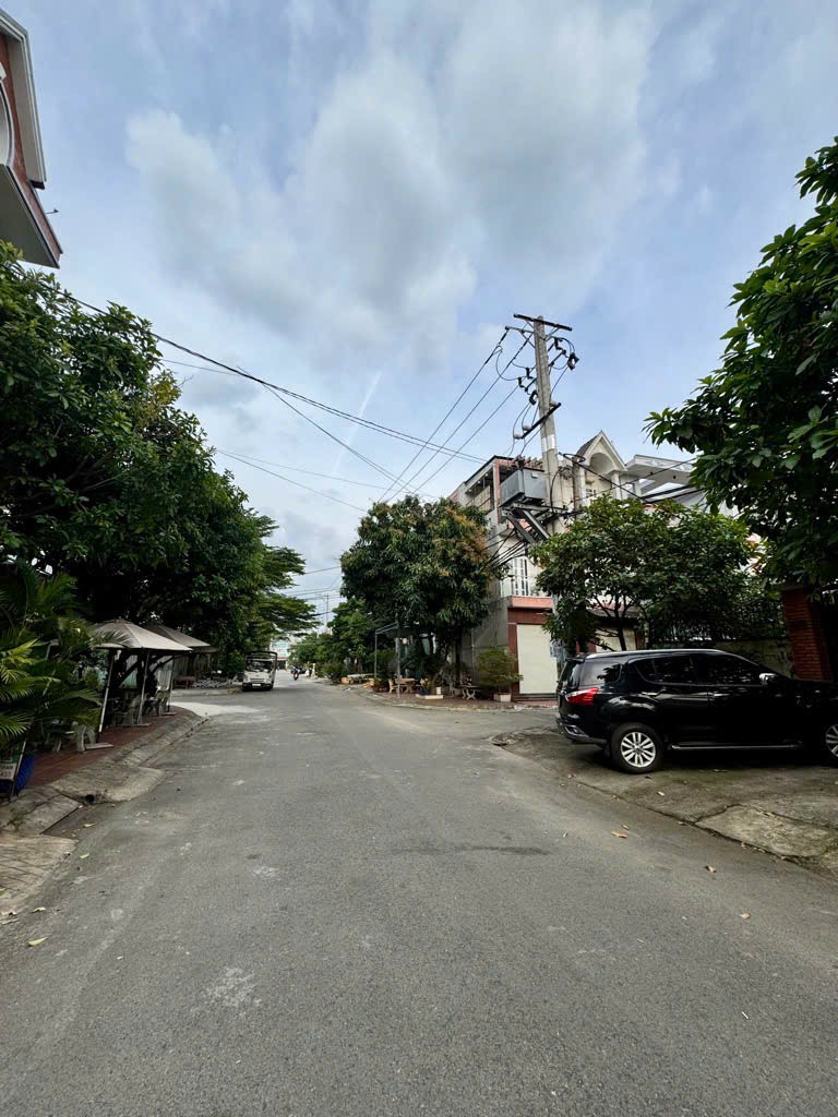 🌟 CƠ HỘI VÀNG - NHÀ ĐẸP 1 TRỆT 1 LẦU TẠI HÓC MÔN, GIÁ CHỈ 5.5 TỶ!