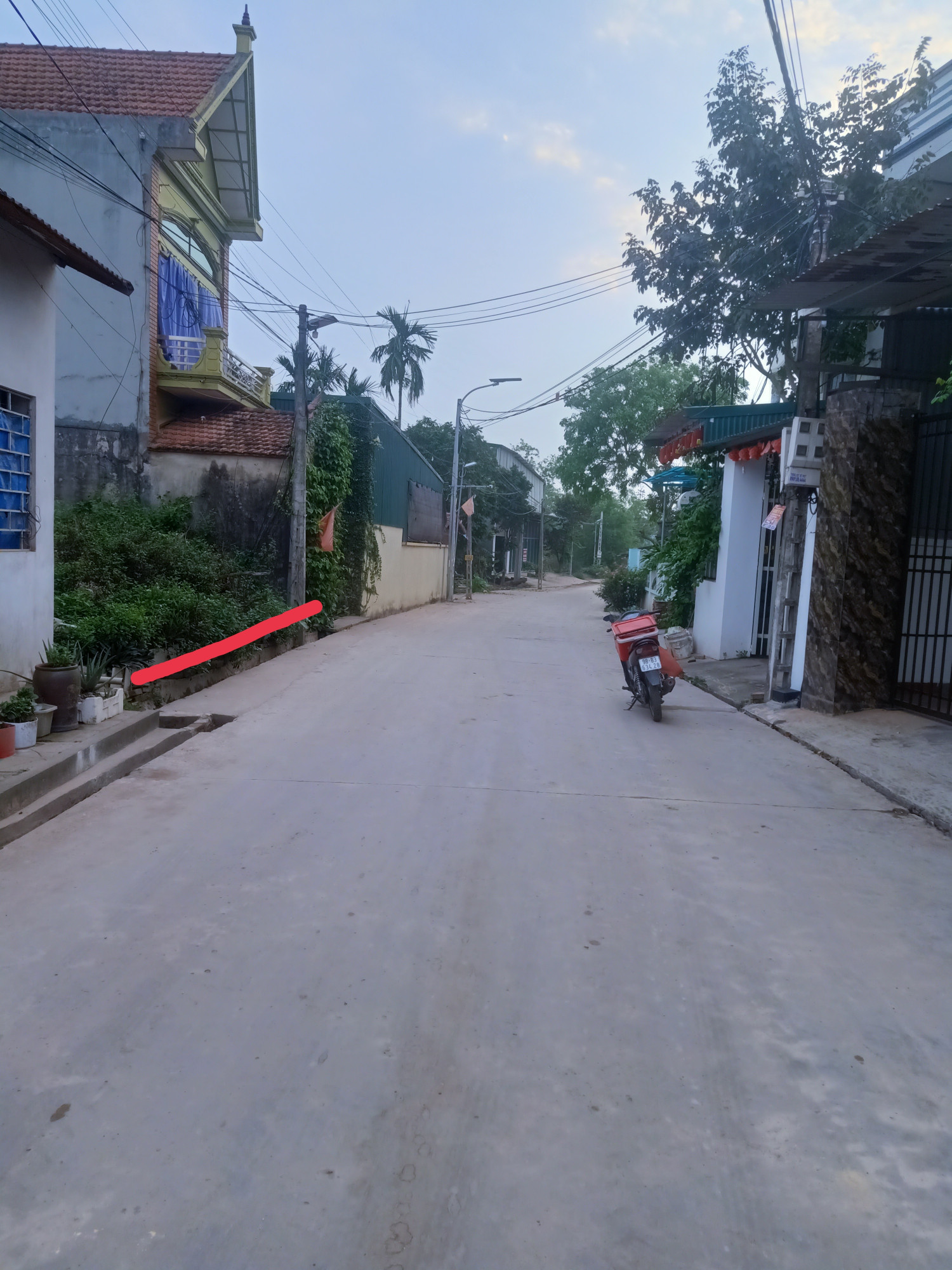 Cc cần bán lô đất nam lễ-xương lâm-lạng giang  Diện tích :131,1m2 mặt tiền hơn 8m hậu hơn 9m Nằm trên trục chính của xã đường 2 xe ô tô tránh nhau  Cách quốc lộ 37 chỉ 400m  Dân cư xung quanh san sát kinh doanh buôn bán được luôn  Giá chỉ nhỉnh 2tỷ lh:096