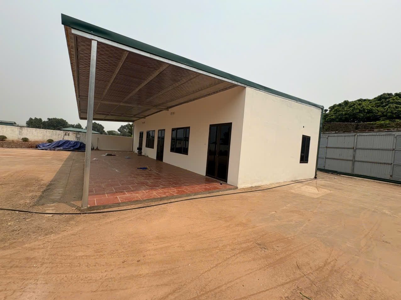 Nhà vườn, sẵn điện nước, công trình phụ. Diện tích xây dựng nhà 190 m2. Cách Đại lộ Thăng Long 1,2 Km. Giáp đường trục chính quy hoạch sông Đáy, cách Ga Metro số 5 được quy hoạch là 1,5 km